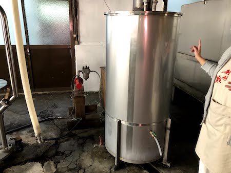 相模灘を造る久保田酒造にある日本酒を火入れ殺菌するための機械です。