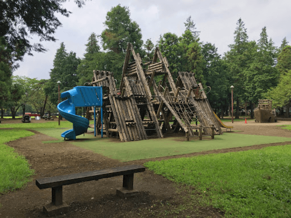 相模原市内にある淵野辺公園のアスレチック・遊具の写真です。