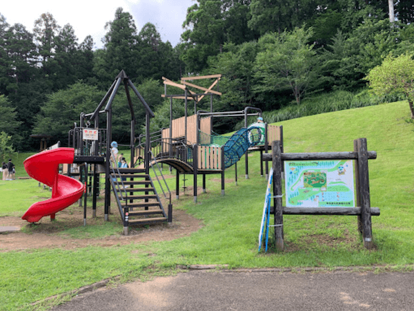 相模原市内にある津久井城山公園の遊具です。