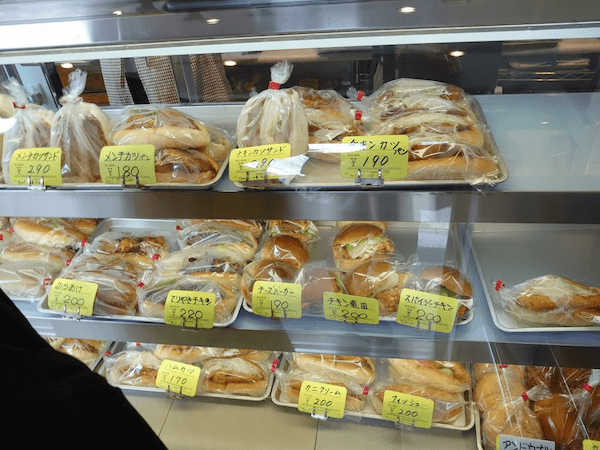 相模原市南区にあるテイクアウトができるお店「丸十パン」の写真です。