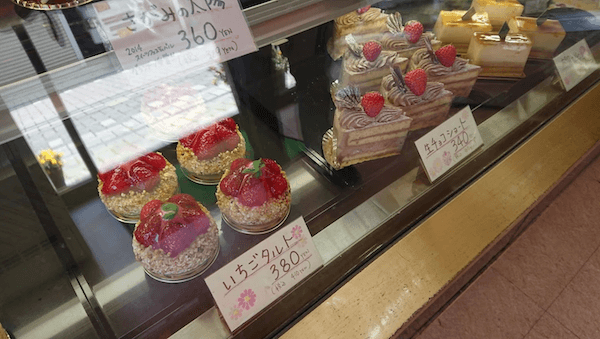 相模原市南区にあるケーキ店「ニューオリオン洋菓子店」の写真です。