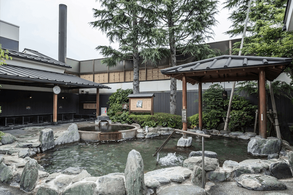 相模原市緑区にある「相模・下九沢温泉 湯楽の里」の温泉風景です。