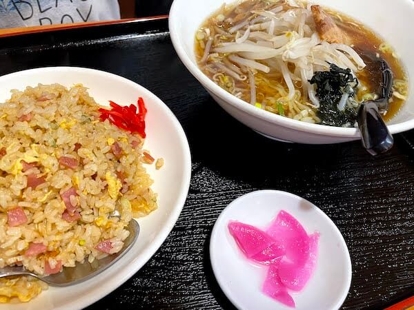 相模原市中央区富士見にある台湾料理店「昇龍」の夜ラーメンセットの写真です。