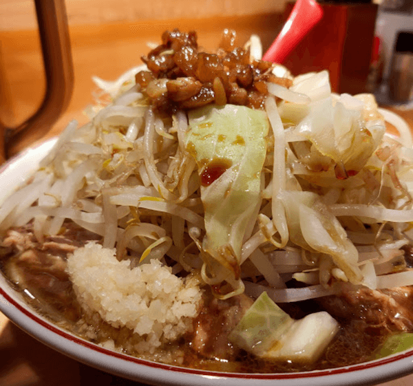 相模原にある二郎系ラーメン「特選ラー油 肉そば寅や」のラーメン写真です。